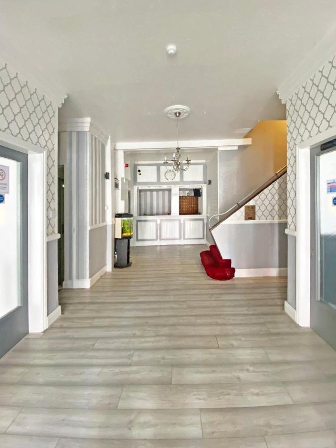 The J & S Hotel Μπλάκπουλ Εξωτερικό φωτογραφία